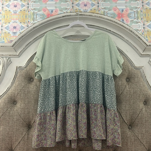 GiGiO boutique top, Size M fits bigger - Picture 1 of 3